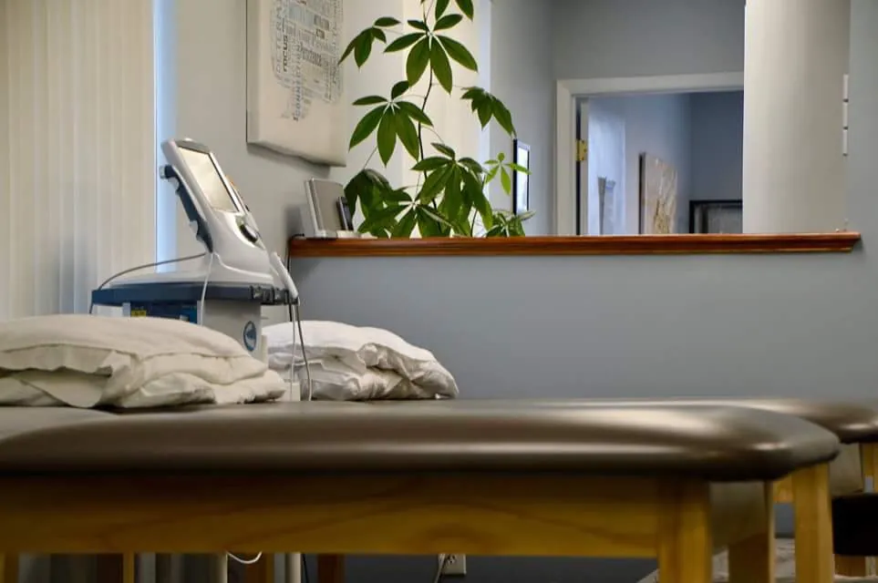 Treatment table with a therapy unit by the window